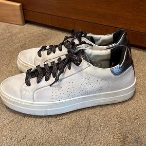 P448 sz 40 white/gray tennis shoe.